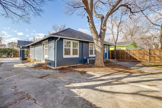 Building Photo - 3820 Calmont Ave