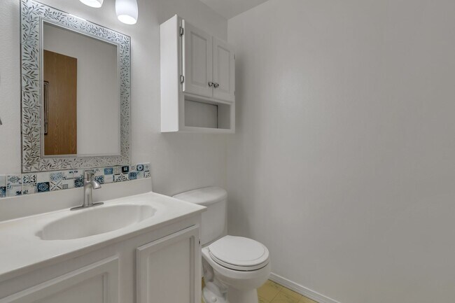 Building Photo - 3-bedroom, 2.5-bathroom home located in Fe...