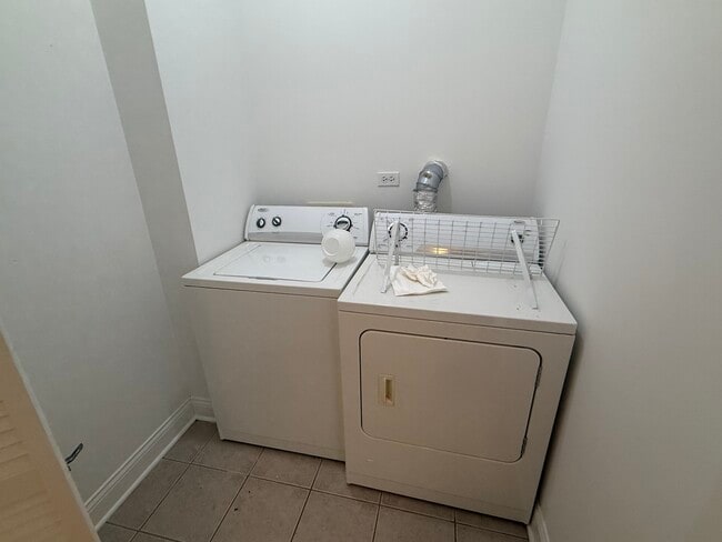 Building Photo - 7008 W Medill Ave