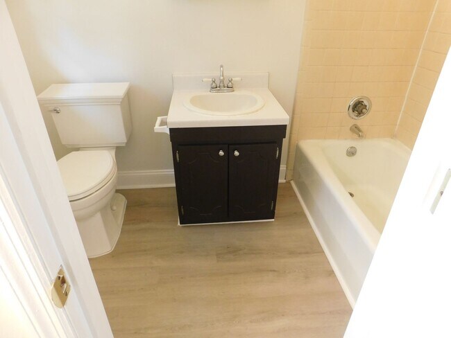 Building Photo - 1302 Dunbar Dr