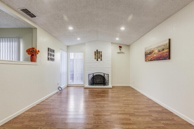 Building Photo - Beautiful 4/2 home