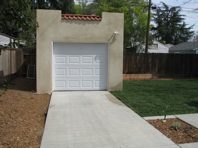 Building Photo - This Charming Spanish style home is locate...