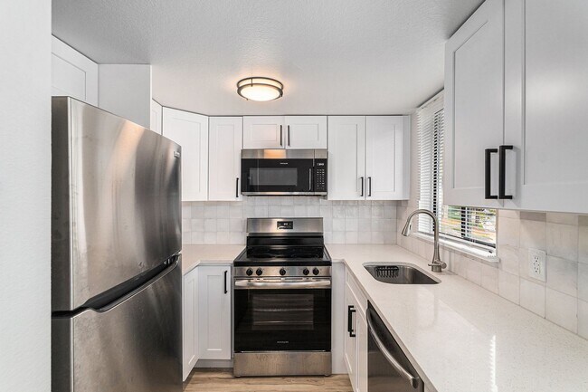 Building Photo - Spacious 1 Bed 1 Bath LOFT in the heart of Aurora Hills!