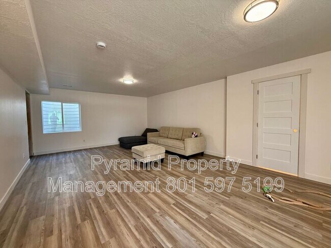 Building Photo - 6733 N Mount Jefferson