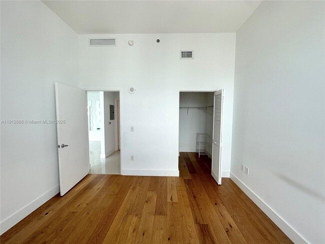 Building Photo - 950 Brickell Bay Dr