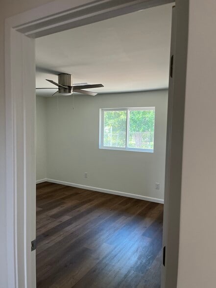 1 Bedroom - 1727 E Oak St