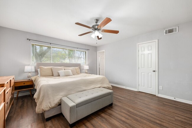 Building Photo - 6019 Cartagena St