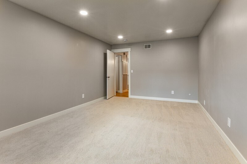Building Photo - 2710 S Highland Dr