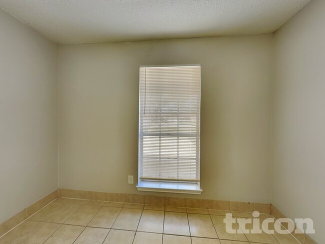 Building Photo - 2014 Briar Ridge Dr