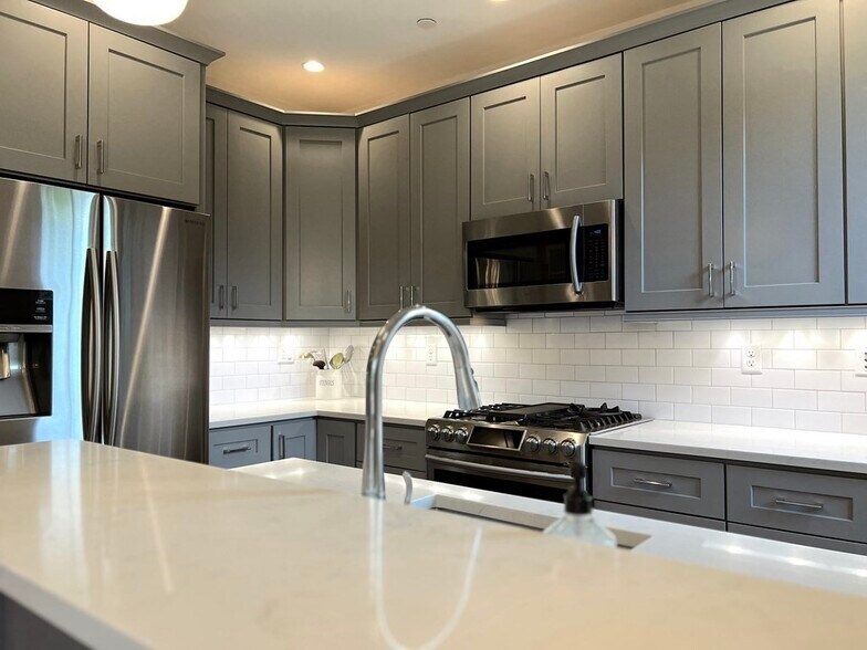 Building Photo - 362 Bunker Hill St