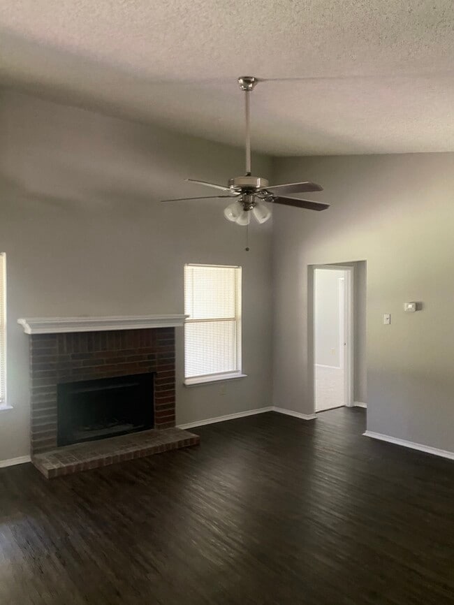 Building Photo - 822 Collins Blvd