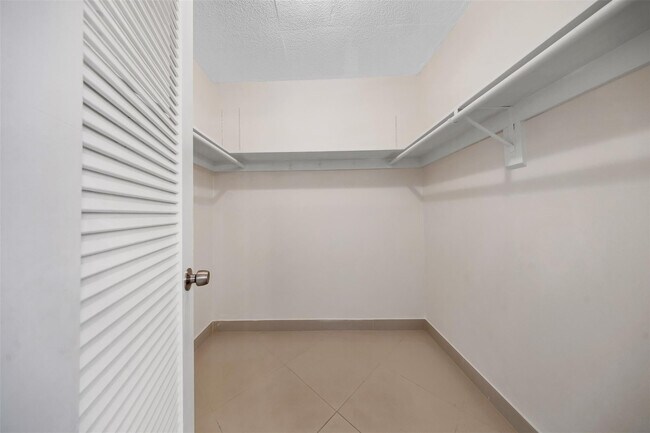 Building Photo - 2850 N Palm Aire Dr