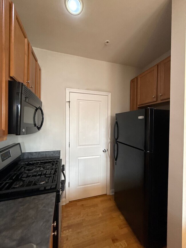 Building Photo - Elizabeth Townhome - T.R. Lawing Realty Property