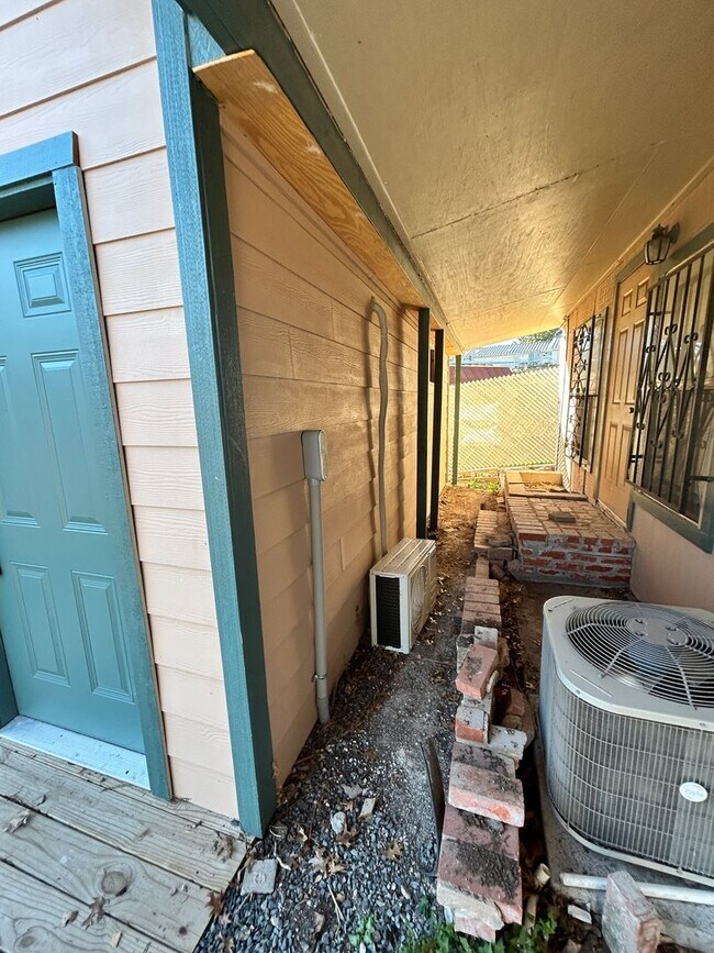 Building Photo - Highview Dr (MN)