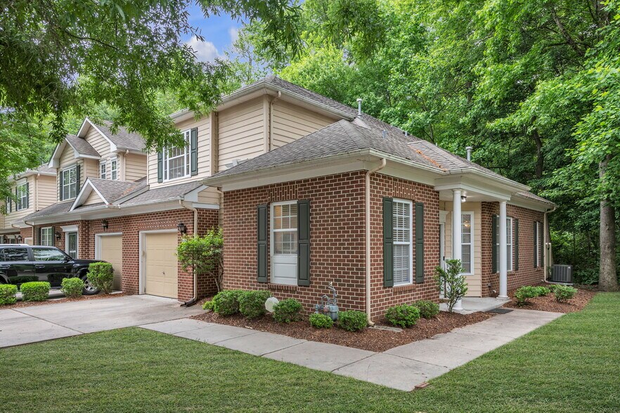 Building Photo - 5905 Echingham Dr