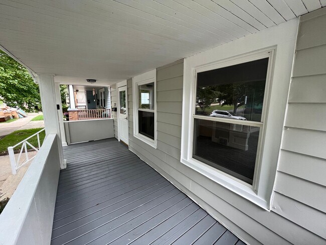 Building Photo - Old Brooklyn Area - 3 Bedroom Single Famil...