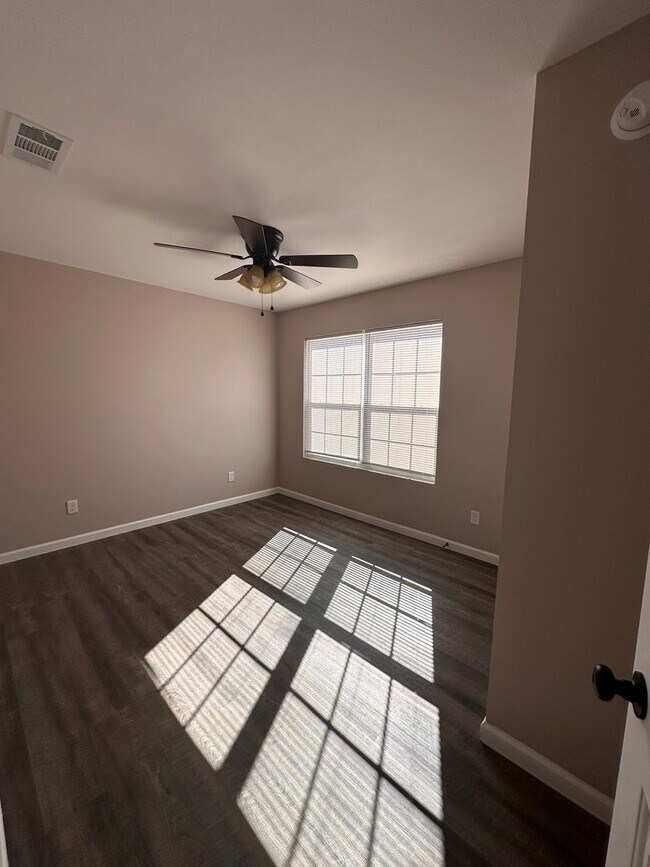 Building Photo - 3 Bed 2 Bath Brick Home with Fenced in Backyard