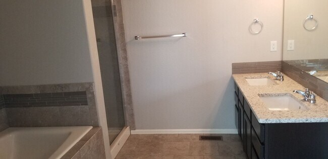 Building Photo - Immaculate 3 Bedroom/3 Bath Townhome Near Powers Corridor!