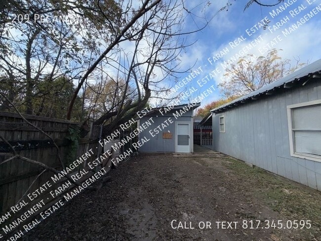 Building Photo - 209 Pecan St