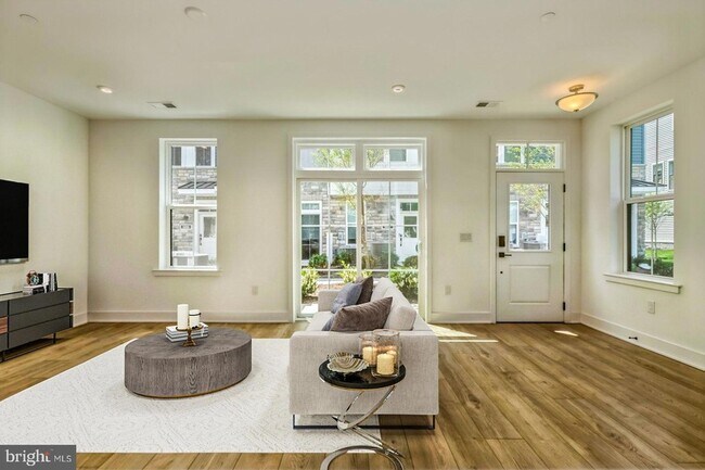 Building Photo - 2107 Donatello Dr