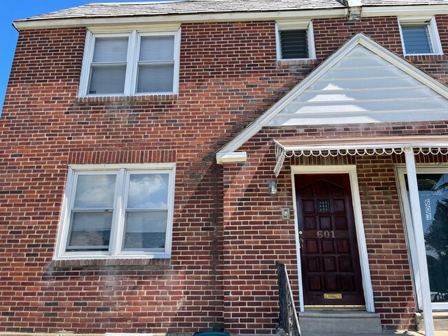 Building Photo - 601 Glenview St