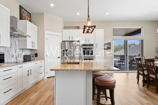 Building Photo - * Coming Soon 09/5/2025*Furnished or Unfur...