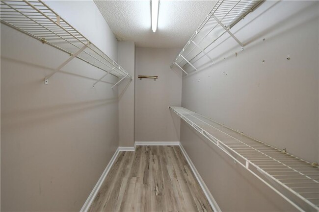 Building Photo - 340 Avebury Ct