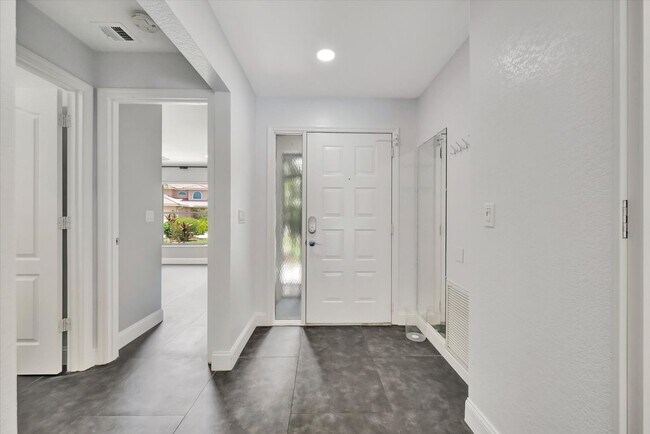 Building Photo - Stunning 3 Bed/ 2 Bath Pool Home in Longwood Run ~ UTC