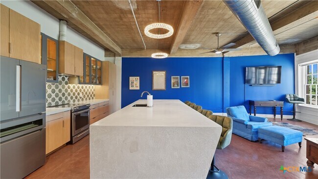 Building Photo - 222 Losoya St