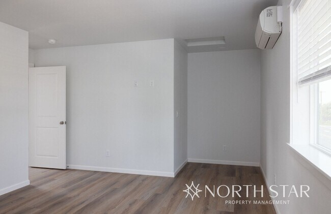 Building Photo - New, Bright & Spacious 3 bed/2.5 bath w/ G...