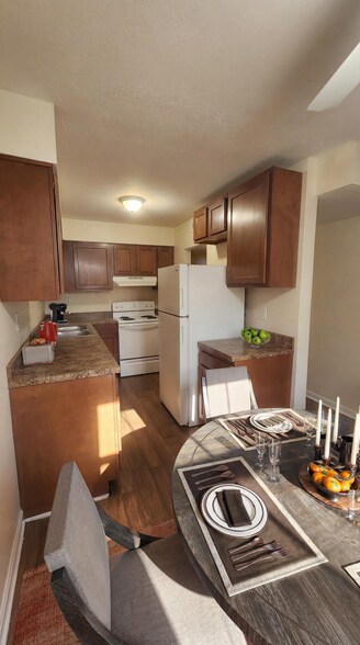 Building Photo - Renovated 2BR • Balcony • Washer/Dryer Hookups