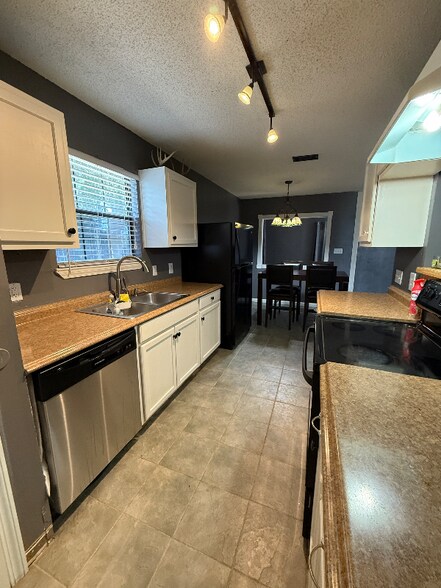 Building Photo - 2169 Estate Cir