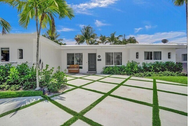 Building Photo - 2080 NE 65th St