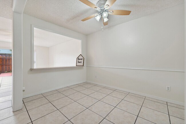 Building Photo - "Spacious 2-Bed Condo with Modern Upgrades in Prime Casselberry Location"