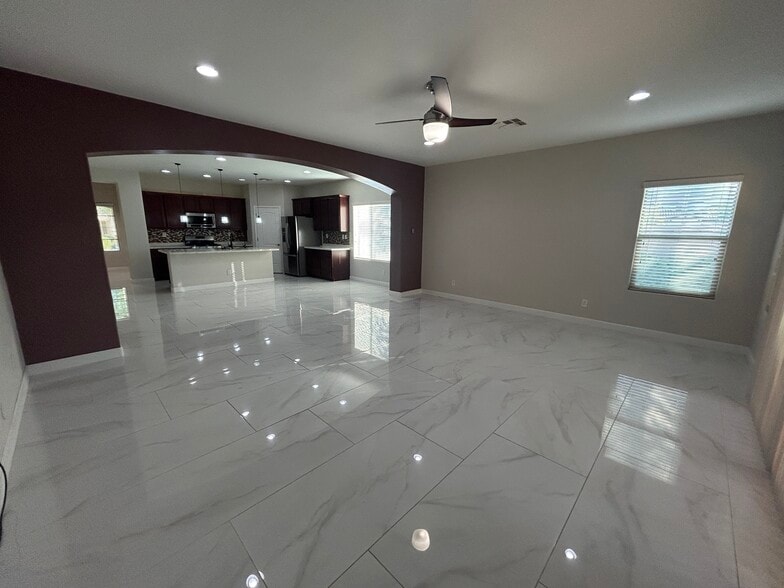 Building Photo - 10765 W Avenida del Rey