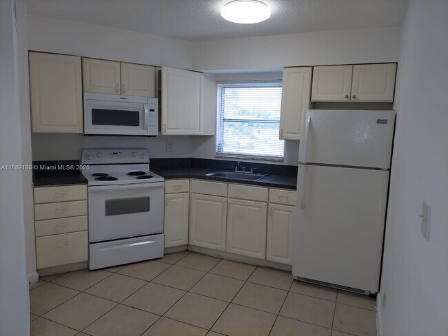 Building Photo - 978 SW 10th Dr