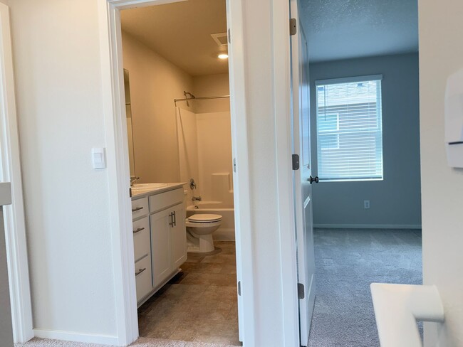 Building Photo - Newer 3 bedroom 2.5 bathroom house!