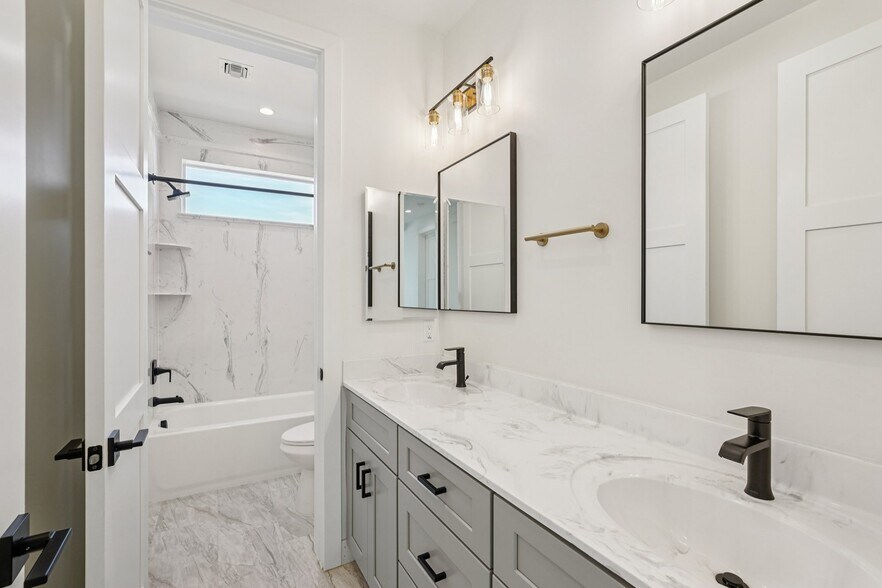 Building Photo - 910 E Roma Ave