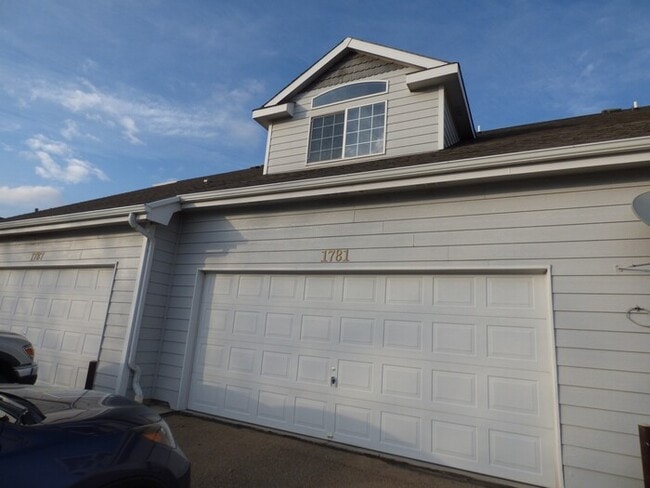 Building Photo - Spacious 3 Bedroom Townhome- Convenient Access to the Front Range