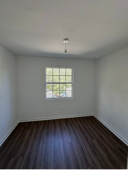 Building Photo - 1060 Crystal Way