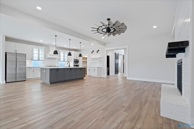 Building Photo - 6605 Waxwood Dr