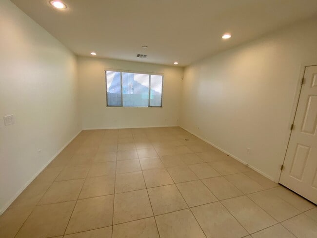 Building Photo - 2 Week Free Rent - Chandler Gem!