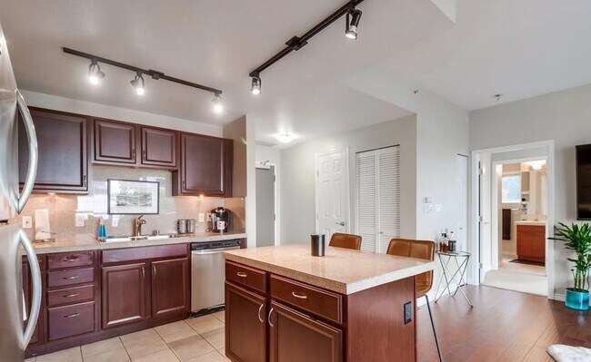 Building Photo - 1240 India St