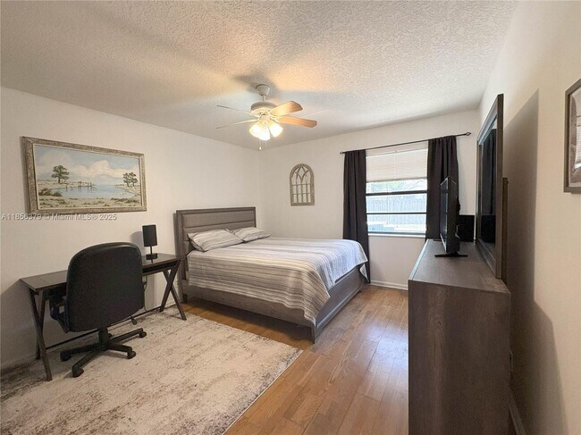 Building Photo - 730 Daffodil Dr