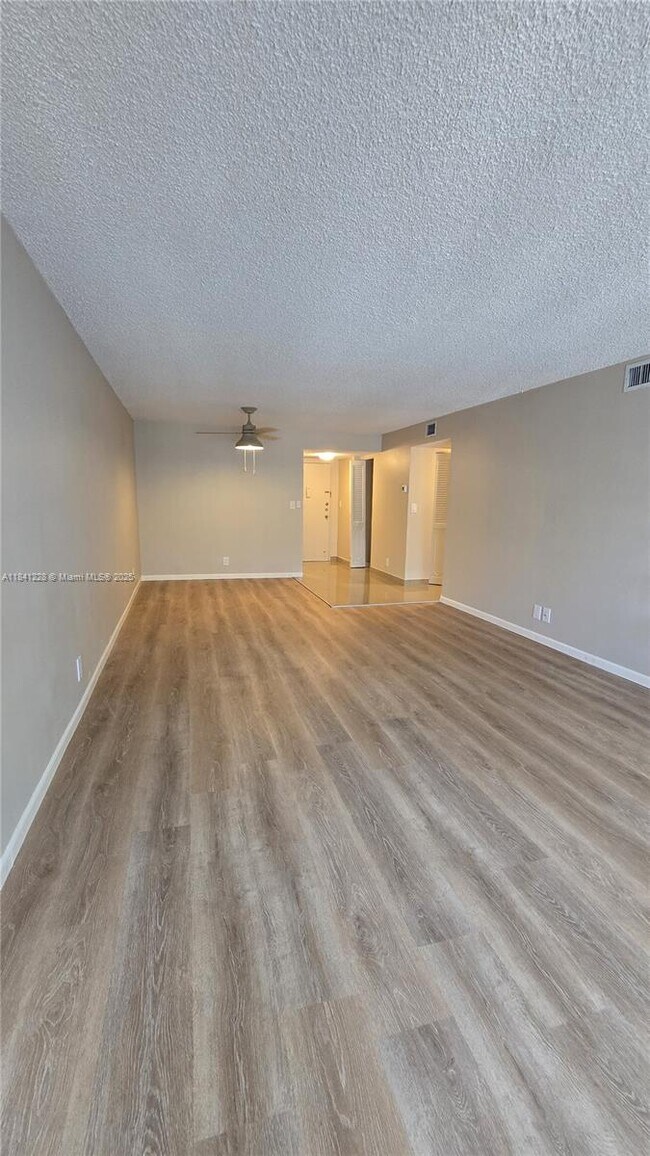 Building Photo - 1000 Parkview Dr