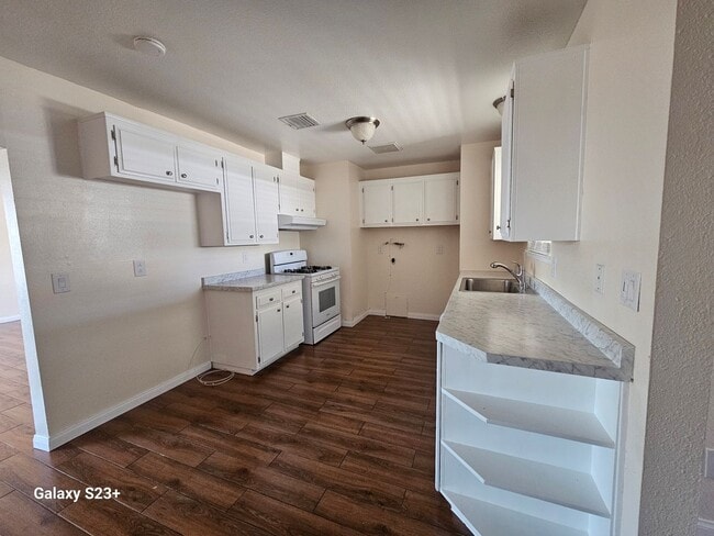 Building Photo - FRESH, CLEAN & BRIGHT 3 BED 2 BATH