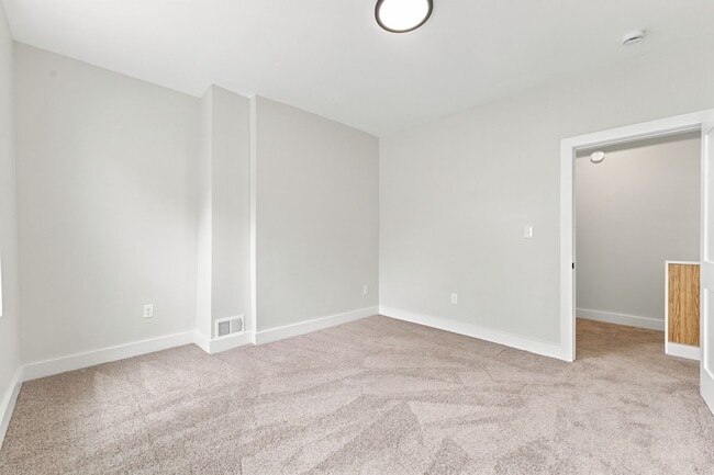 Building Photo - 325 N Aiken Ave