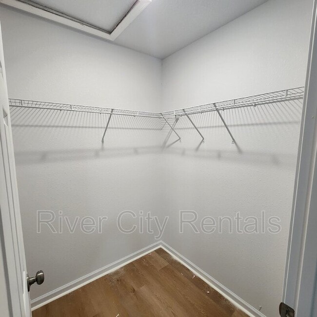 Building Photo - 5621 Overlook Dr E