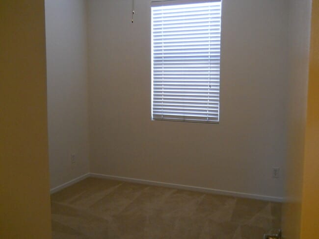 Building Photo - Beautiful 2 bedroom 2 bath town home plus ...