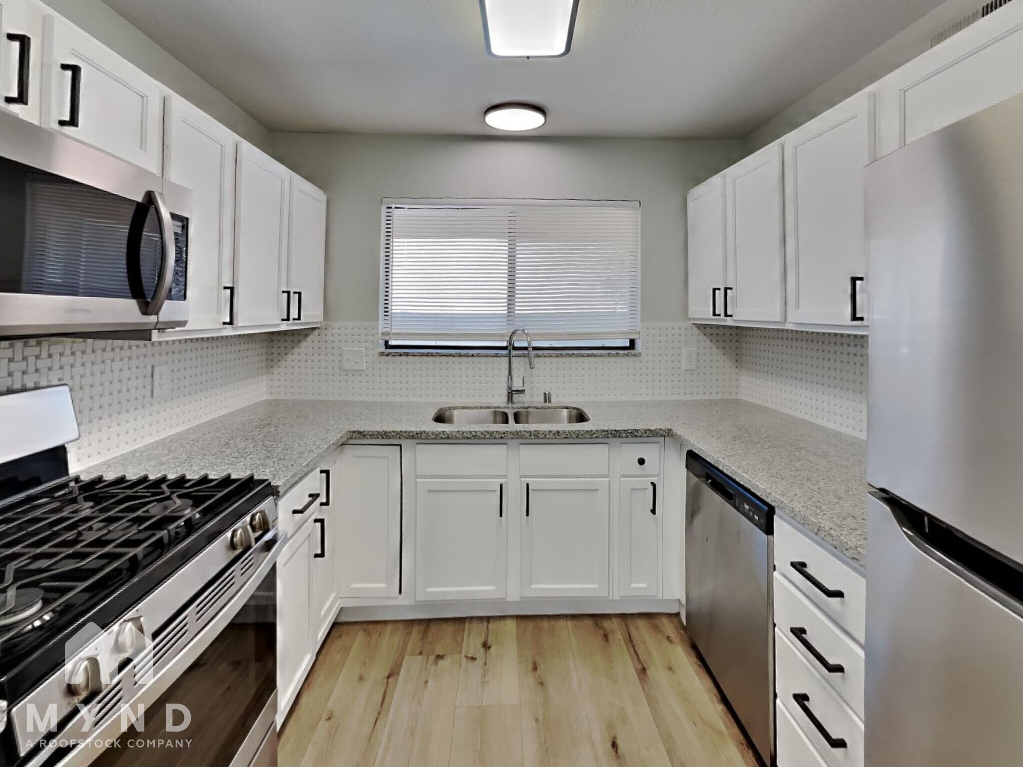 Building Photo - 4336 N Fox Point Dr
